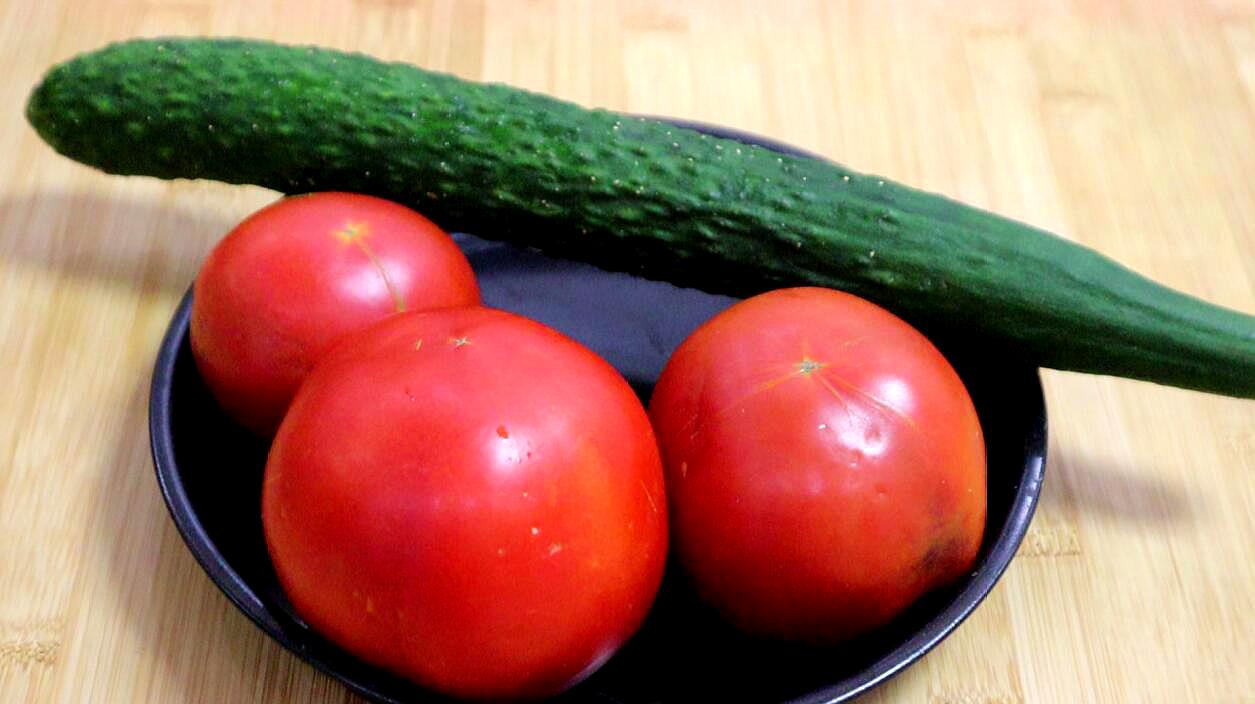 升级 6番茄黄瓜: 农村妈妈在院子里种了一片菜,黄瓜西红柿结的真多,真