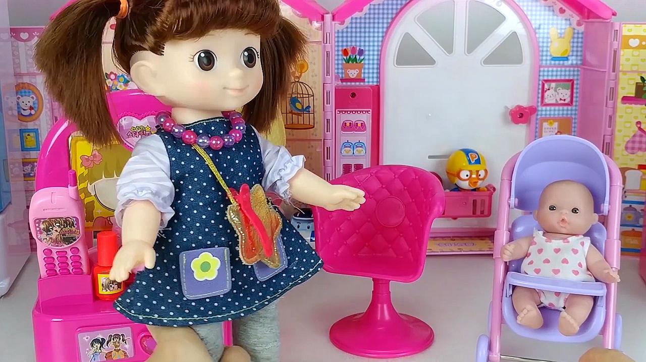 和咪露娃娃一起照顾小宝宝玩过家家游戏