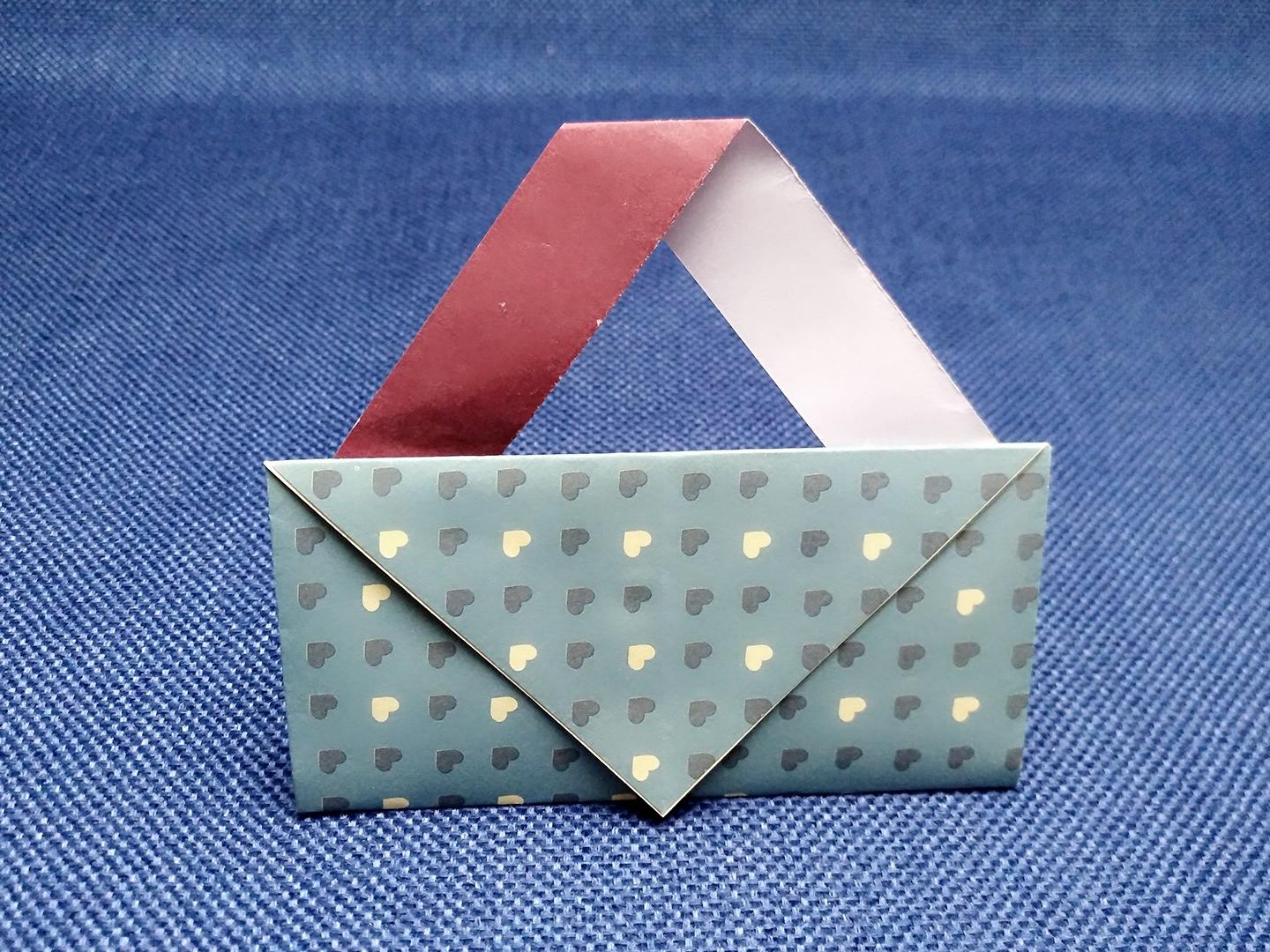 1漂亮可爱的手提包折法  04:32  来源:好看视频-教你用纸折可爱的小