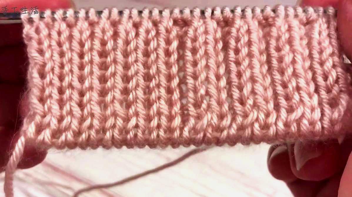1新手织毛衣教程:首先起针勾8针绕一圈锁边,依次勾出10个为一轮,再