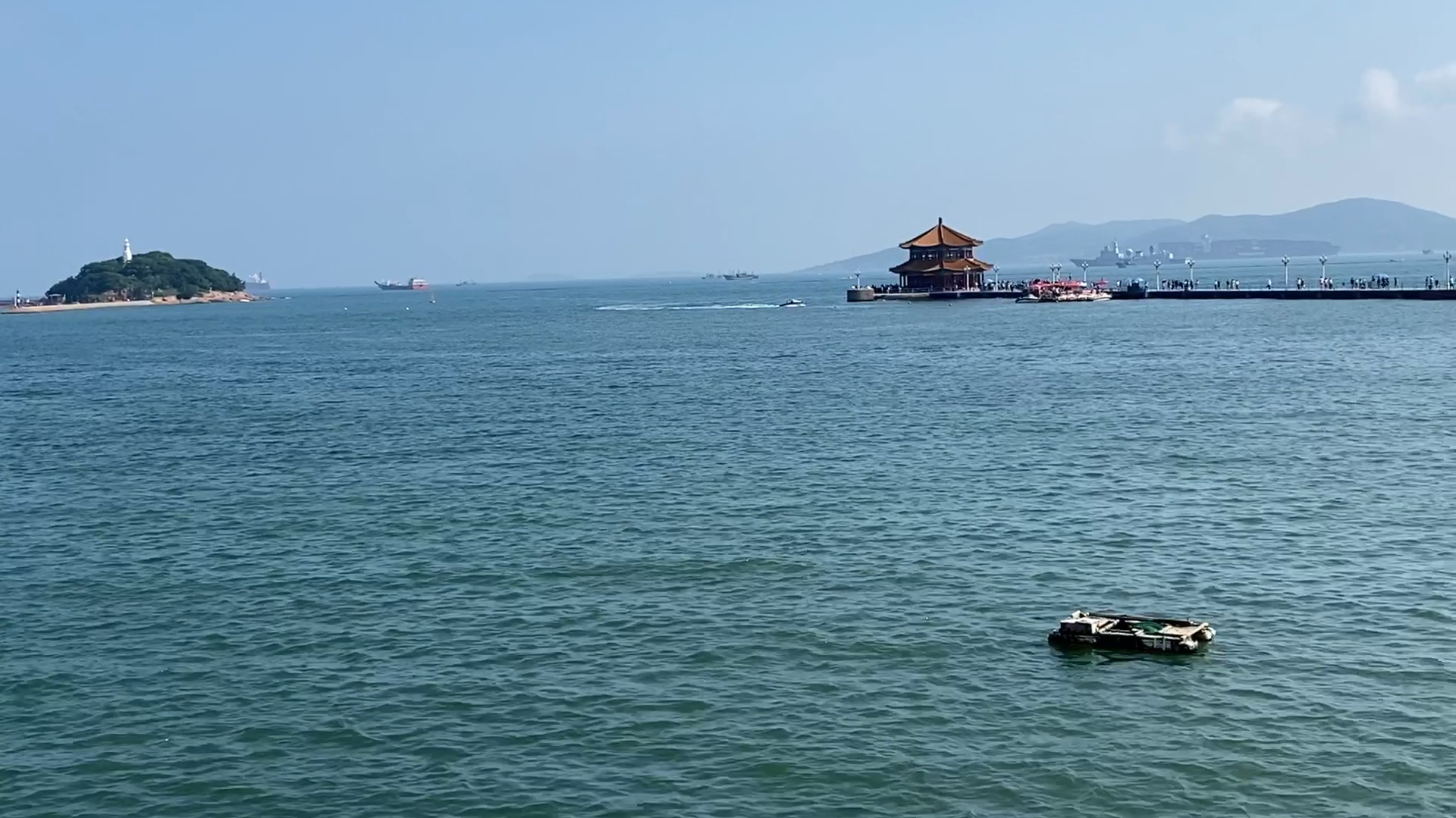 青岛海滨风景区,红瓦绿树,碧海蓝天