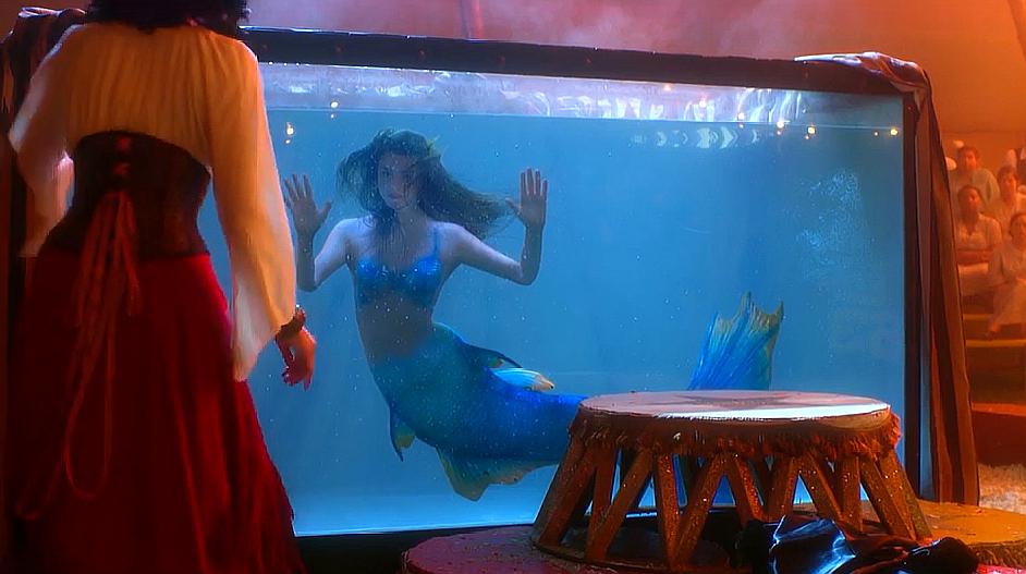 水箱关着一条美人鱼,大家都以为是魔术,只有一个女孩看出是真的