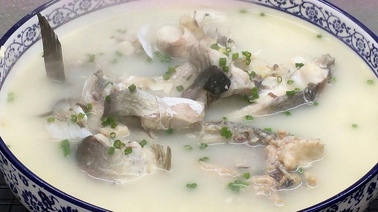 这才是最接地气的鱼汤做法,汤汁浓白如牛奶,大铁锅炖的就是香