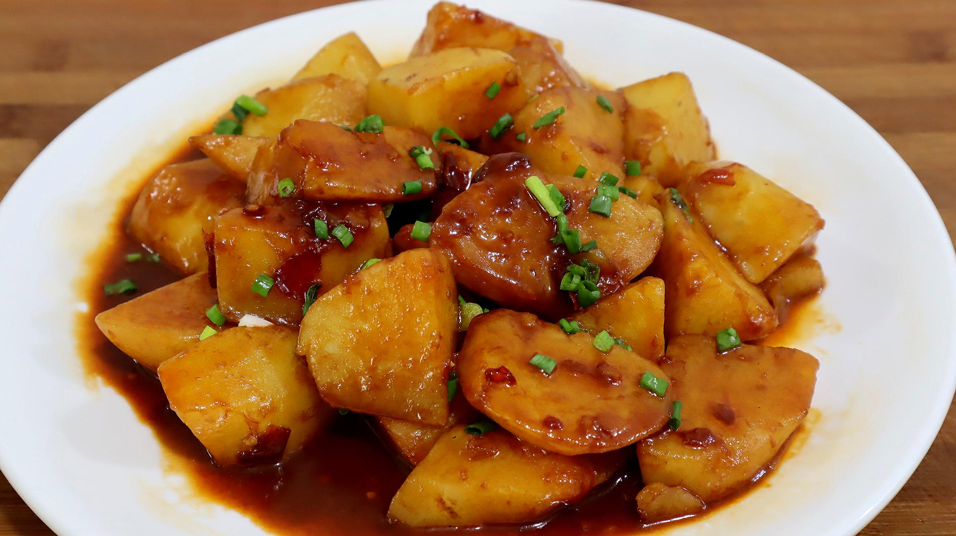 好看视频-红烧土豆块这样做最好吃,软糯鲜香,比酸辣土豆丝简单又好吃