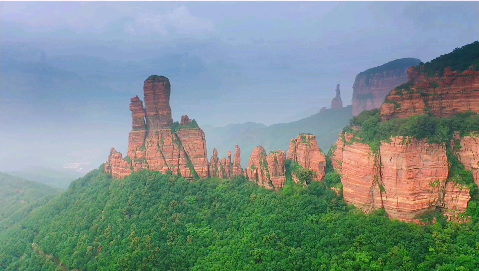 九女峰景区位于嶂石岩景区的东部,此景区因九座若仙女玉立的山峰