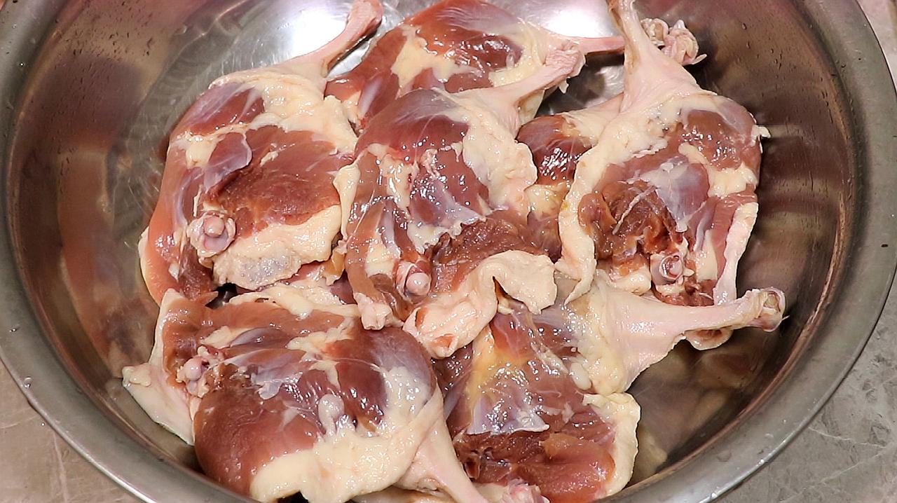 鸭腿百吃不厌的做法,不炖不红烧,肉质鲜嫩没腥味,放一年都不坏