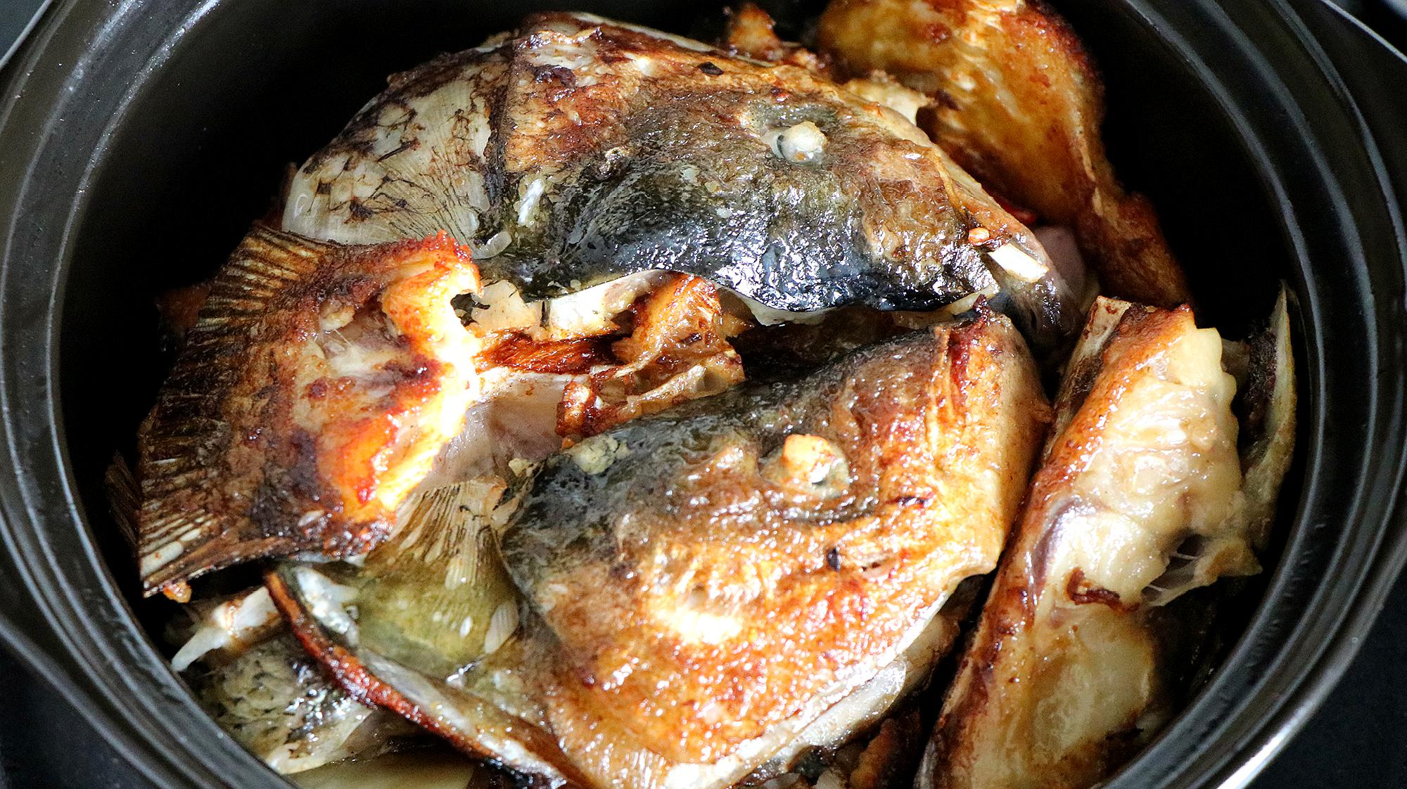 砂锅煎焗鱼头的做法,滑嫩鲜香,做法简单,比在外面吃的还香
