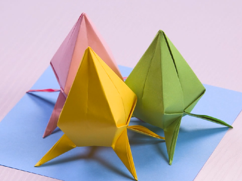 1折纸桃子:正方形折纸沿中线和对角线折叠,按折痕折成三角形,将两边