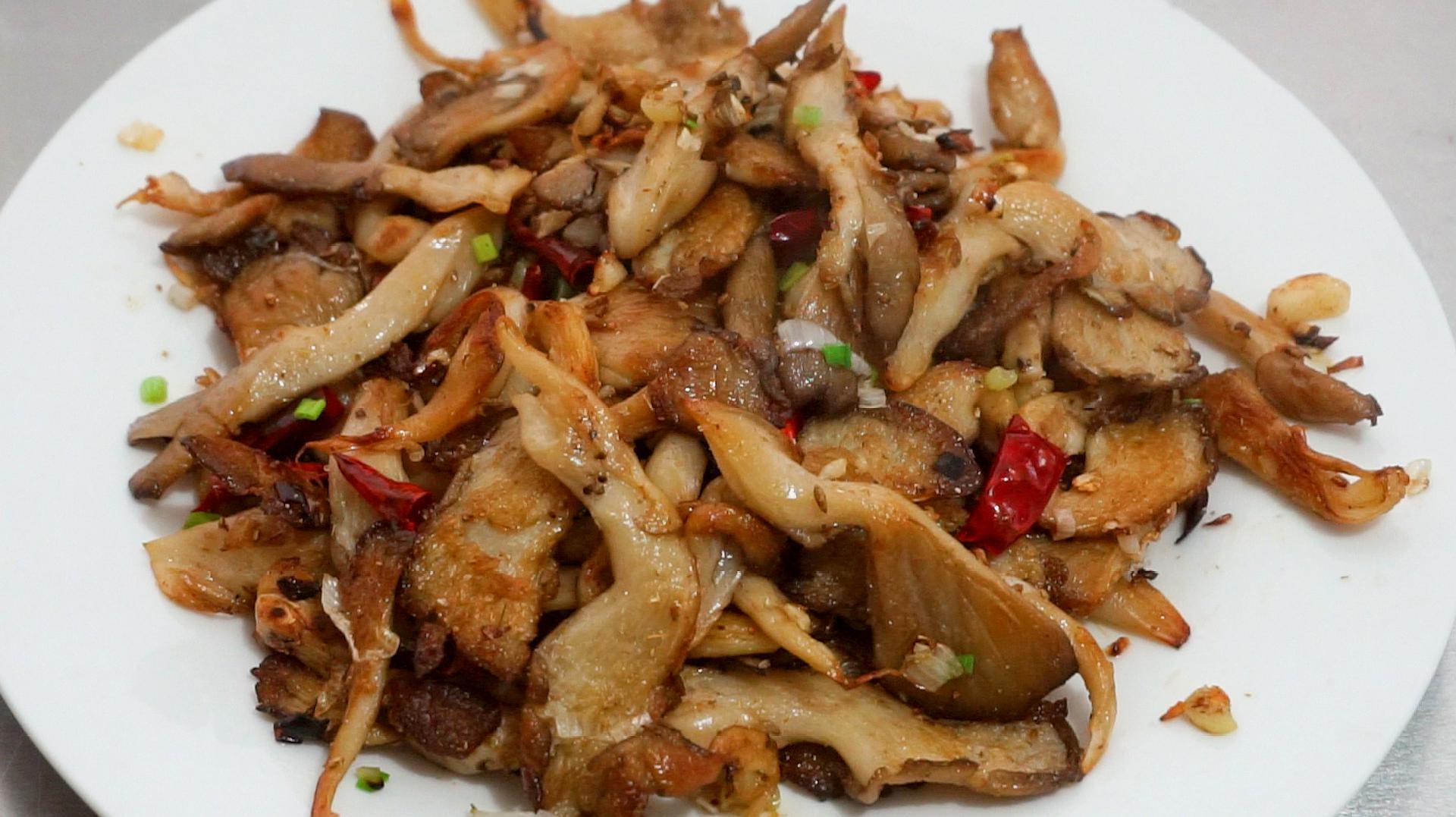 大厨教你蘑菇新做法,吃着比肉香,做法还家常