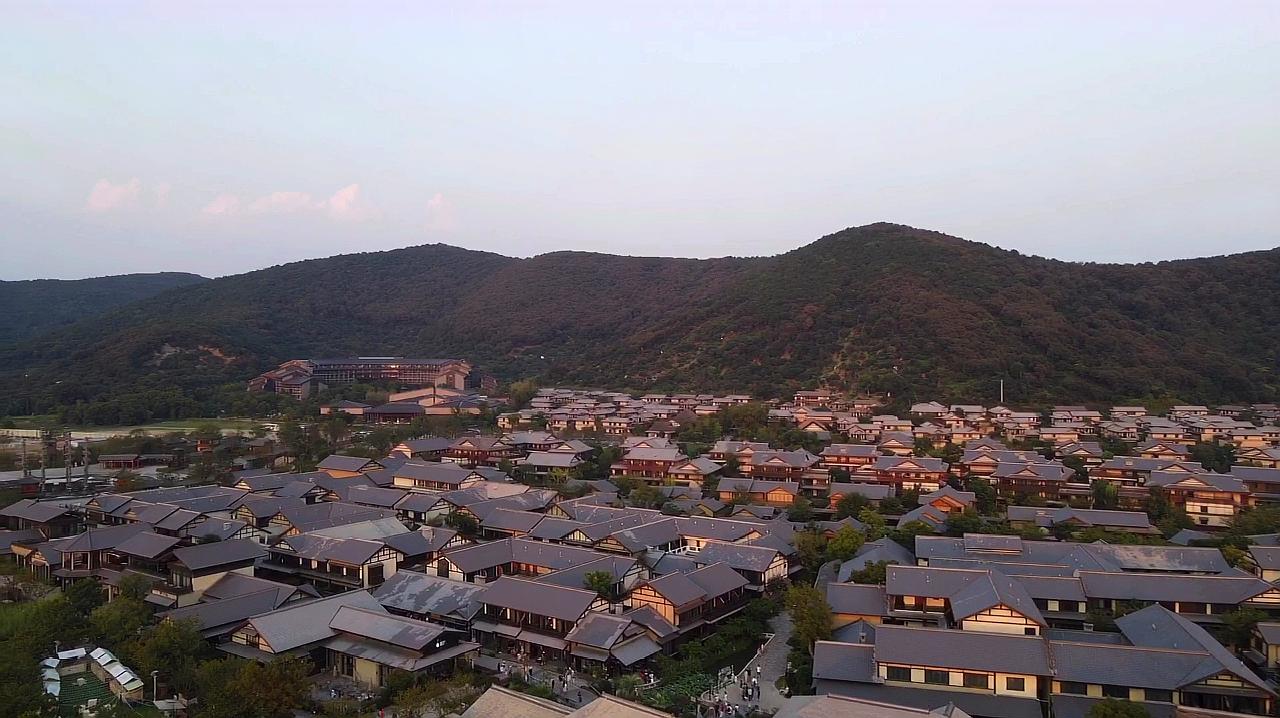 航拍无锡太湖边的灵山小镇拈花湾,黄昏下的景色太漂亮了