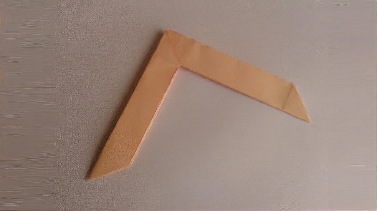 1回旋镖折法:准备好卡纸,将其多次对折,沿着线进行折叠,最后将边角