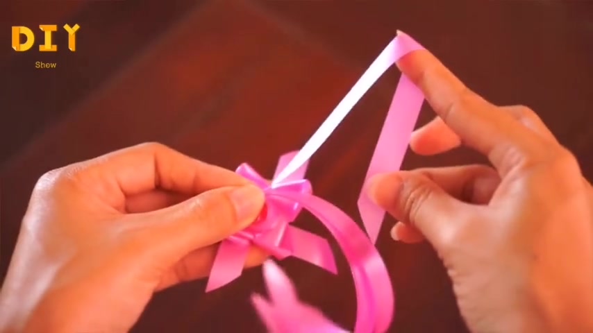 手工diy教程,用彩带编织立体荷花的方法,学起来很容易!
