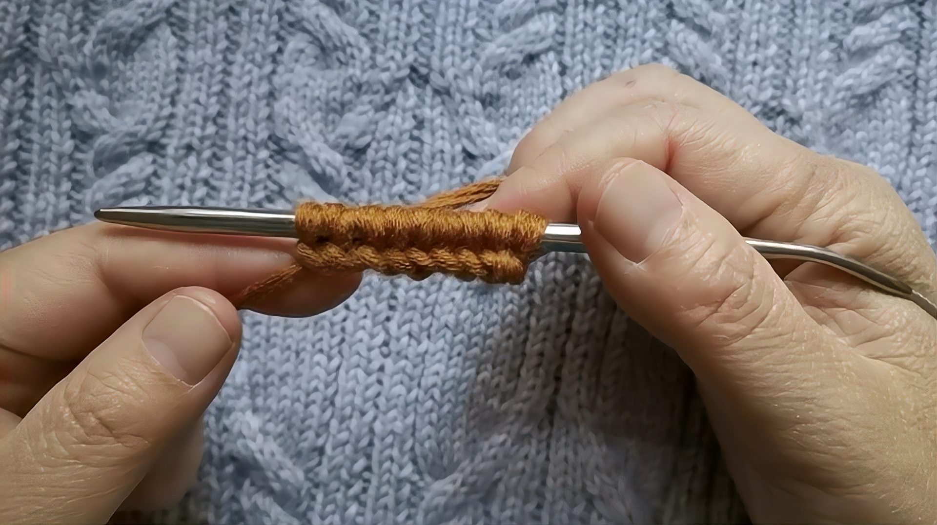 3毛衣起针教程:首先圆形扣起针,然后从第一根签子上退下,将毛线拿上