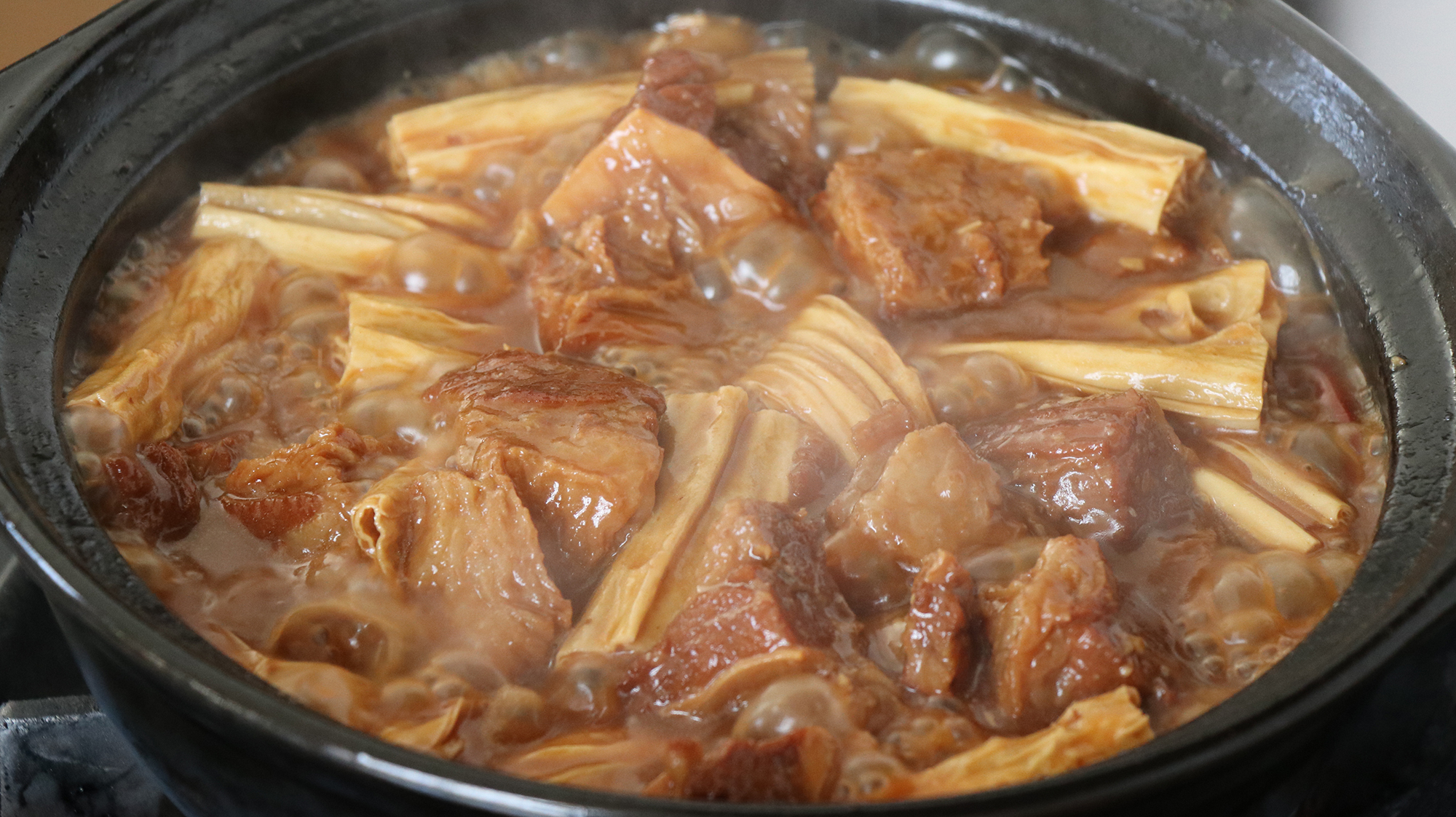 广州砂锅牛腩的做法,出锅香味四溢,满满一锅连汤汁都吃完