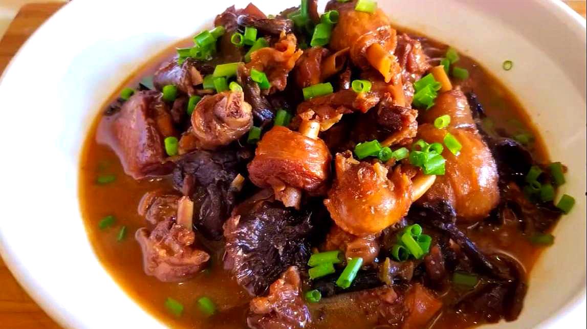 小鸡炖蘑菇正宗东北味,鸡肉榛蘑鲜香入味,每次多吃3碗米饭
