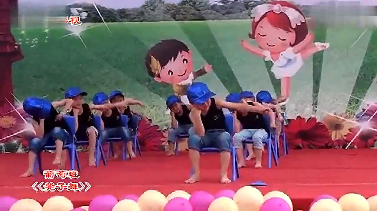 3幼儿园小班舞蹈可爱的小朋友:列队,以中间两人为轴进行对称舞蹈.