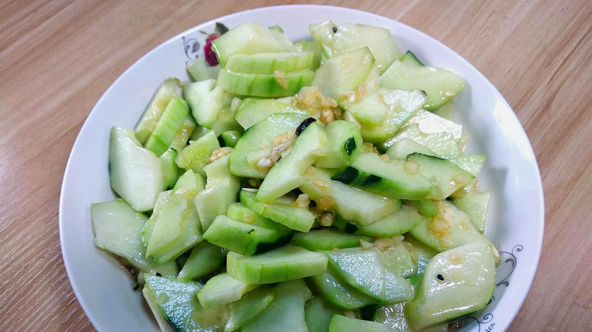 教你做凉拌菜瓜的做法,饭店里的特色美食,口感香脆,非常好吃