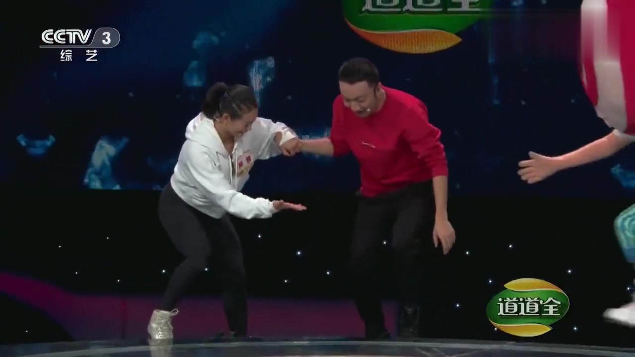 开门大吉201504,王老吉开门大吉 开门大吉:尼格买提穿上轮滑鞋,为了不摔倒还与选手拉钩,太逗了