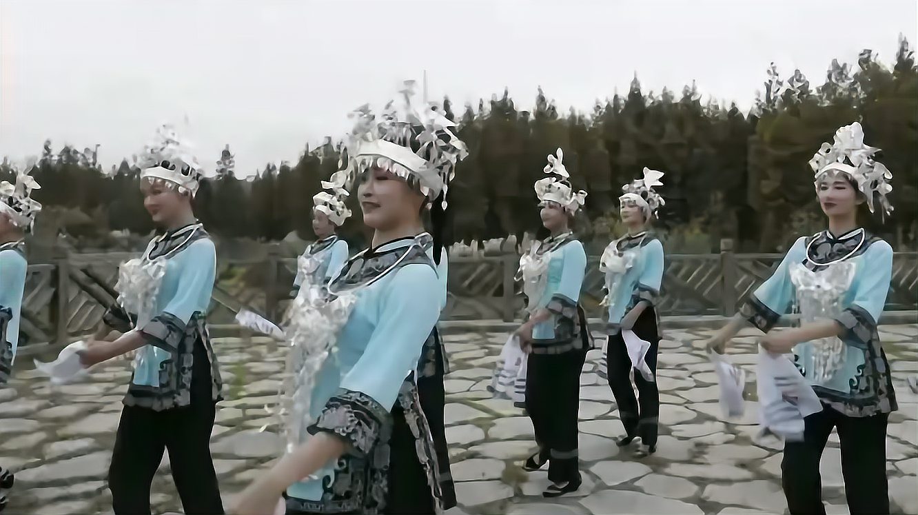 水族传统民间舞蹈《水族甩帕舞》