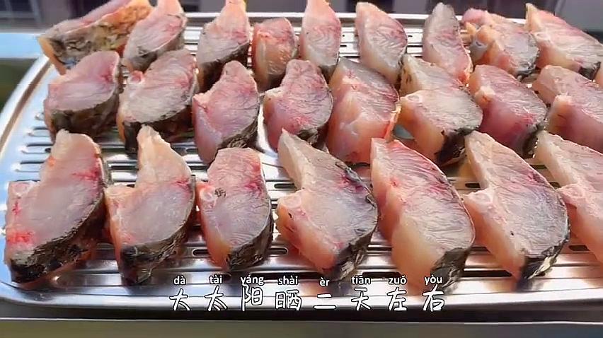 1酒糟鱼是一道江西省鄱阳湖一带的地方传统名吃,选半斤左右的鲫鱼