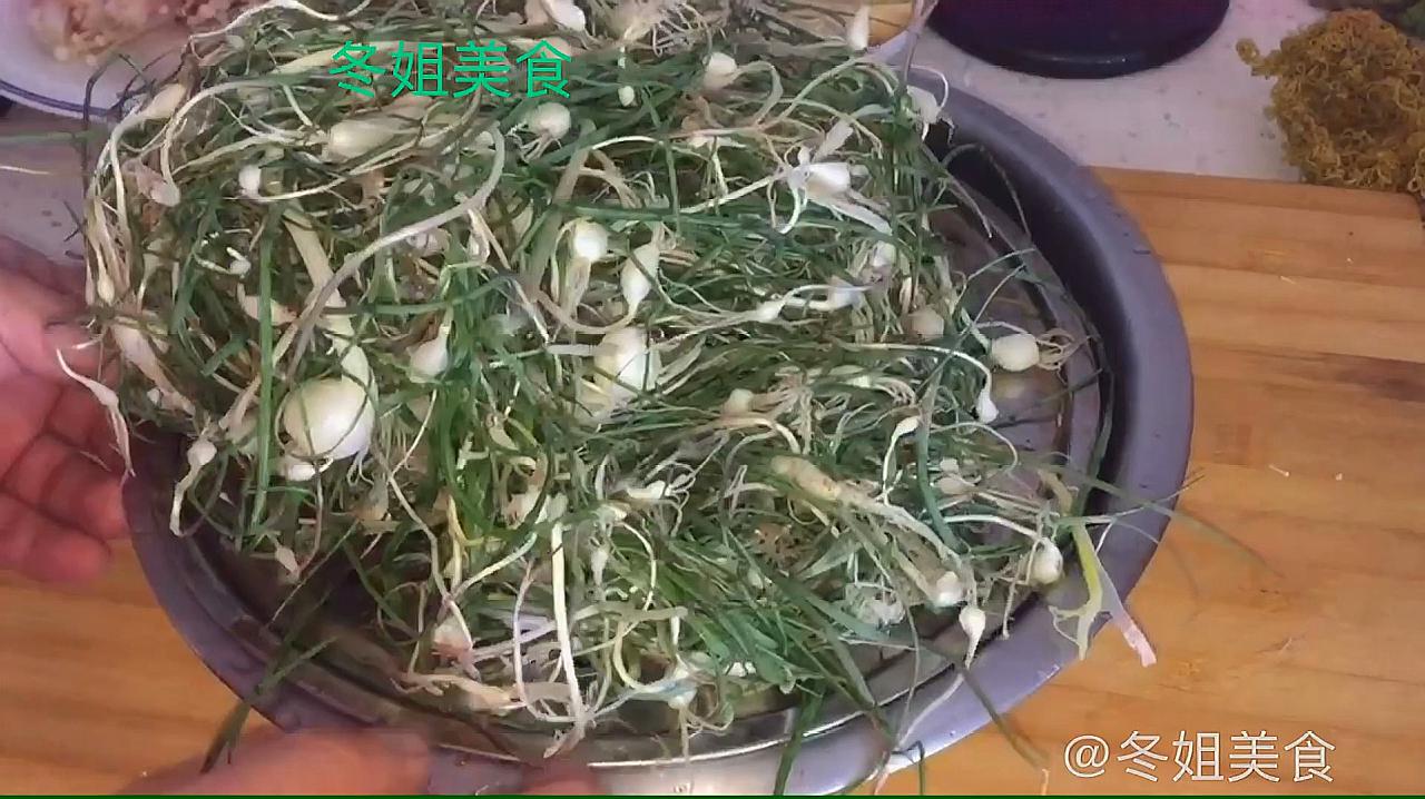 3辣拌小根蒜:小根蒜洗净,加盐腌制,冲洗去盐,晾干入盆,放入辣椒面