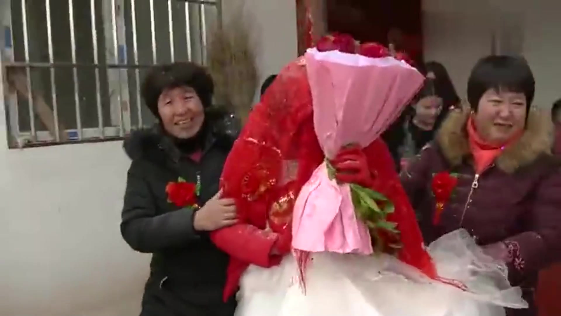 山东农村结婚习俗,第一次看见,新娘子入门是要遮脸的习俗