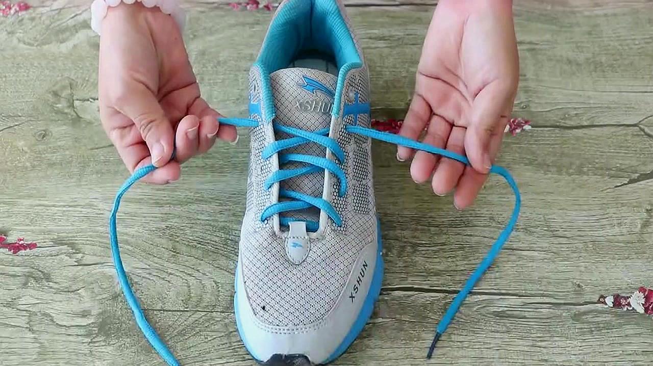 1蝴蝶结鞋带系法:首先打结,然后将两端的鞋带卷起来,最后在里面绕一