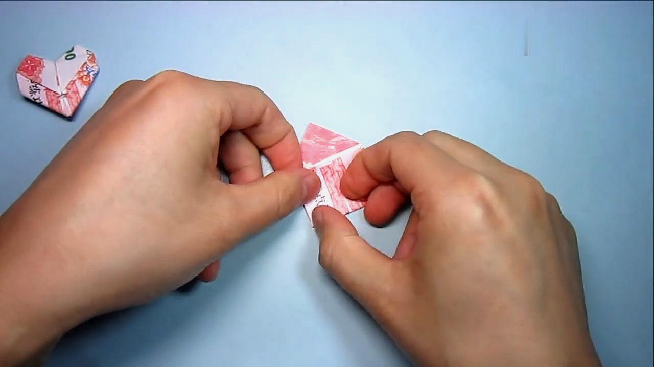 03:45  来源:好看视频-《折纸教程》有翅膀的爱心手工折纸 5怎么用钱