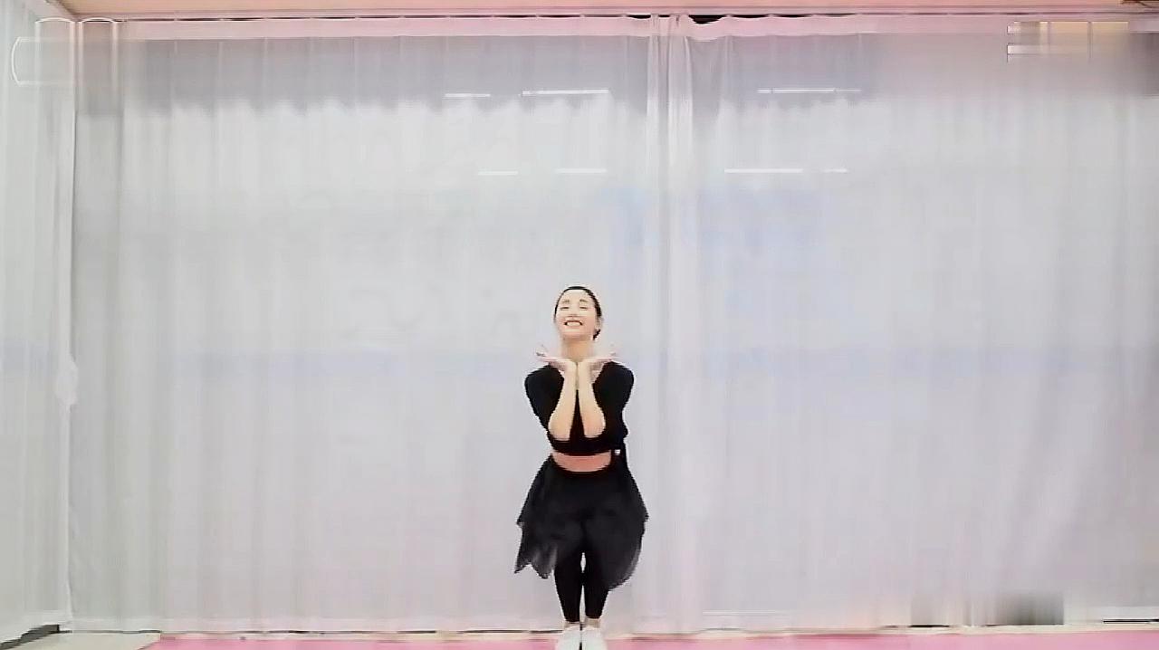 2舞蹈视频教程:这是一支适合甜美小女孩的舞蹈视频教程,简单几个动作