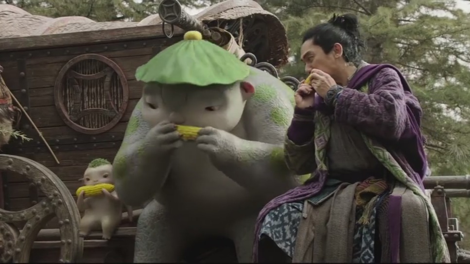 捉妖记2:屠四谷一把抓住胡巴,一人两妖吃玉米的画面太萌了!