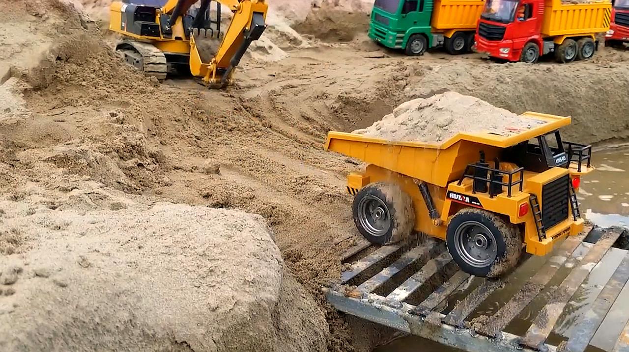 挖掘机快速为翻斗车装沙子,翻斗车陷在沙子中,工程车救援玩具