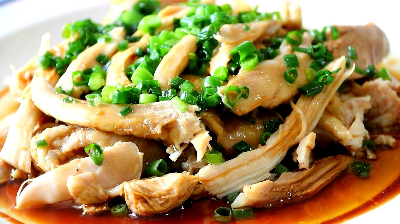 难怪你煮的鸡肉不好吃,大厨教你葱油鸡最简单的做法,煮好撕着吃