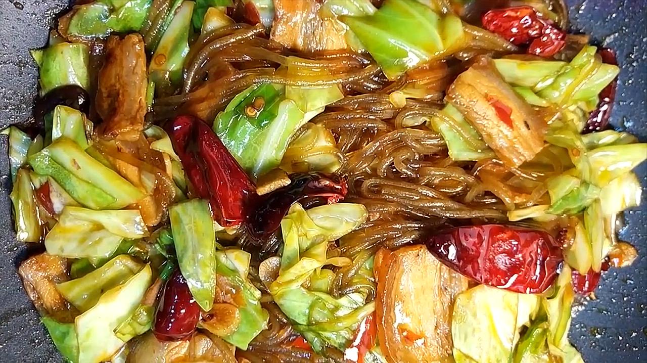 厨师长教你干锅包菜炒粉条的做法,比饭店里好吃多了,做法很正宗