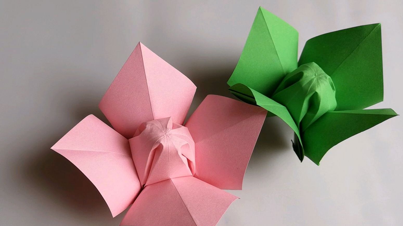 手工初学者的折纸教程 03:50 来源:好看视频-简单的折纸花朵教程