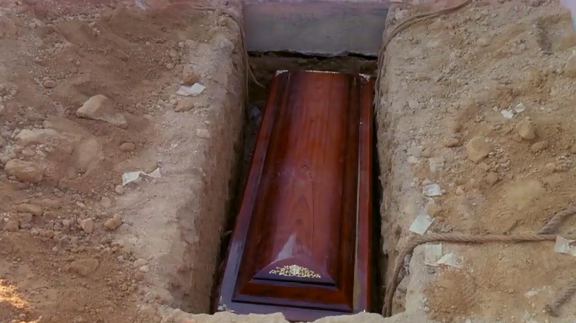 阴阳路:大伙安葬完朋友回家时,棺材突然自己立起来