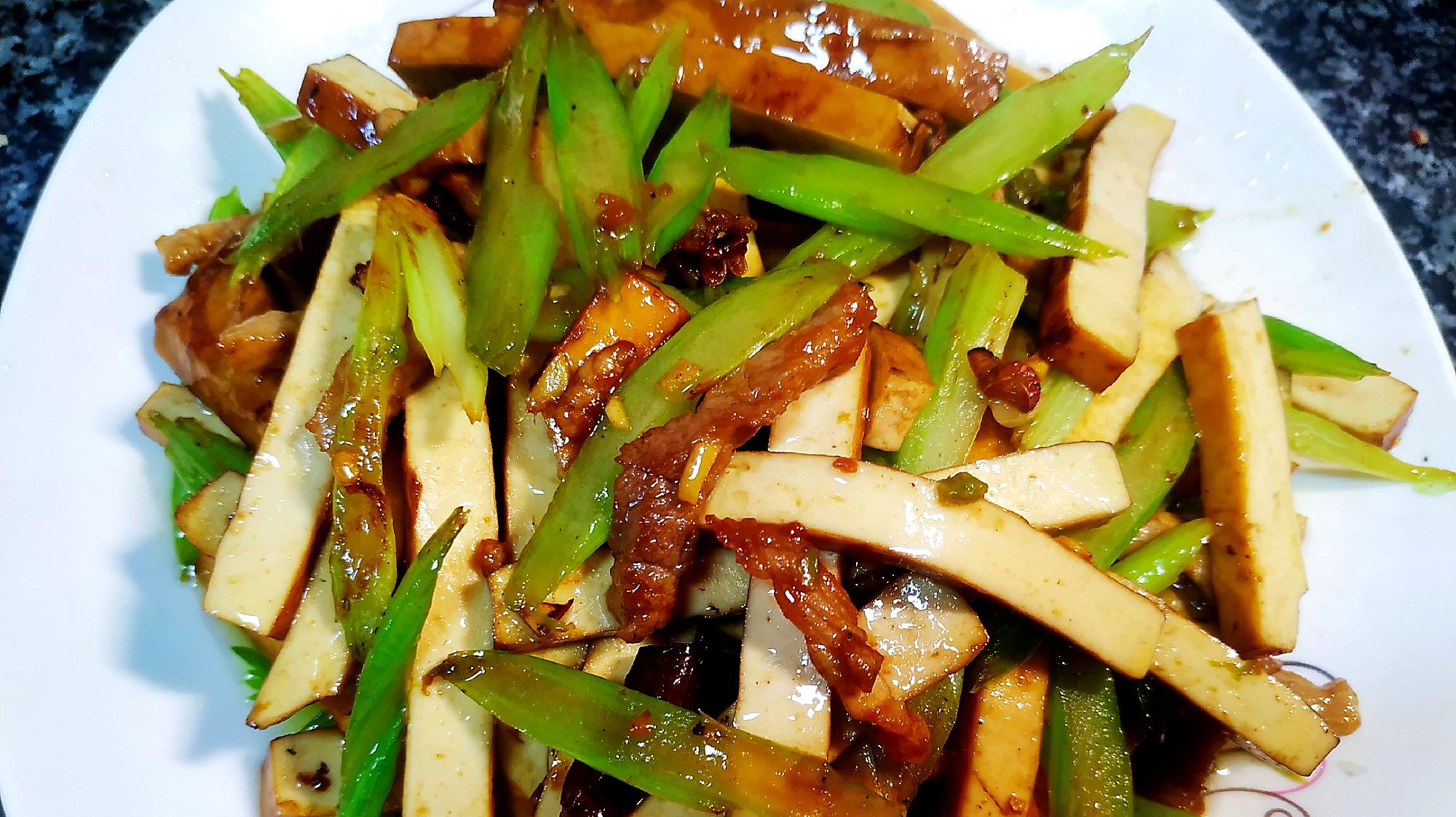 西芹豆干炒肉丝方法简单,清淡美味又下饭,老少皆宜