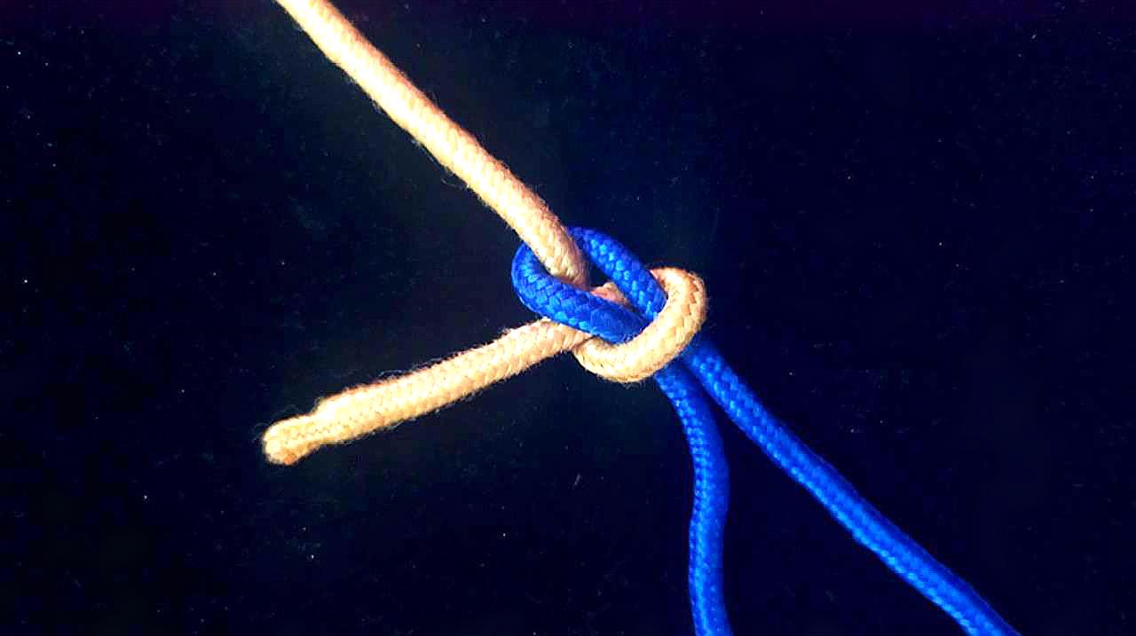 在我们拖拉重物的时候,粗糙的绳子经常把手拉伤,今天介绍一个拖拉绳结