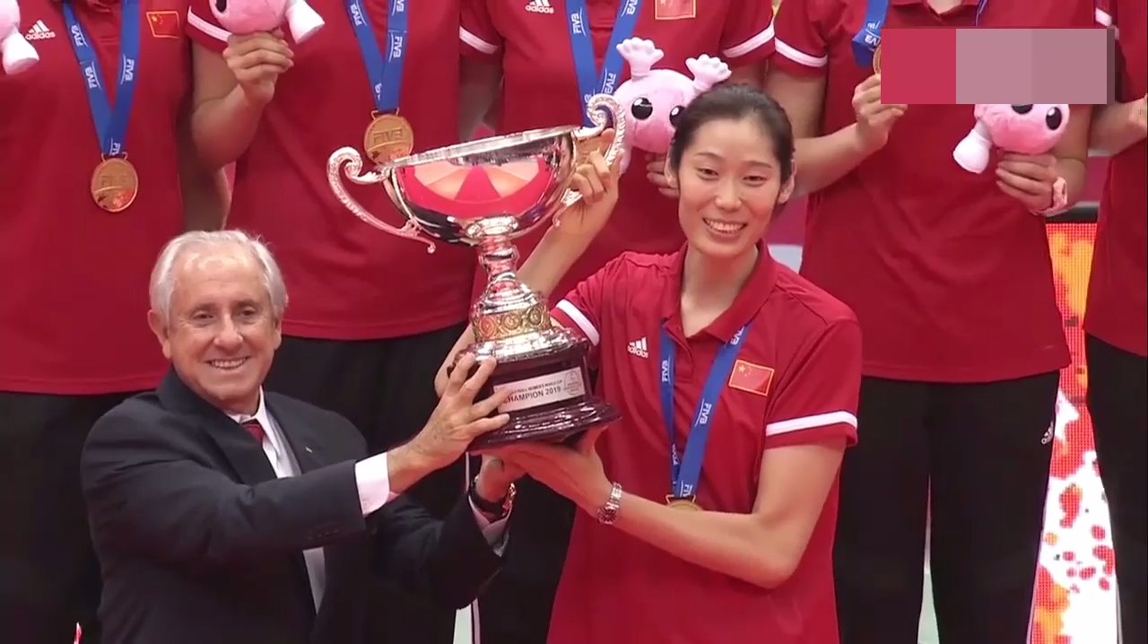 冠军时刻:朱婷高举2019女排世界杯奖杯,中国女排是冠军!