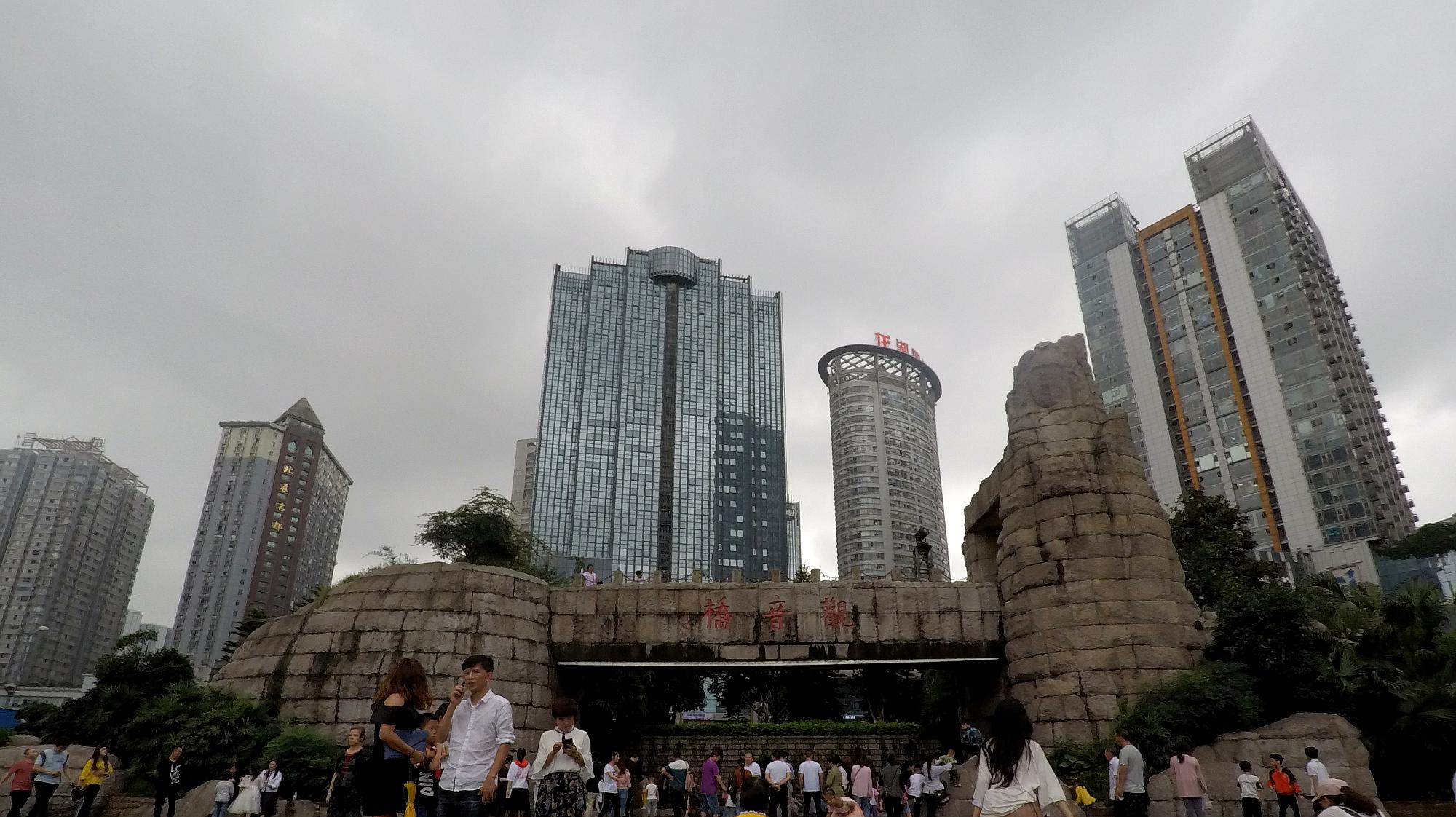 重庆观音桥步行街,西南地区最大的步行街,也是美女最多的