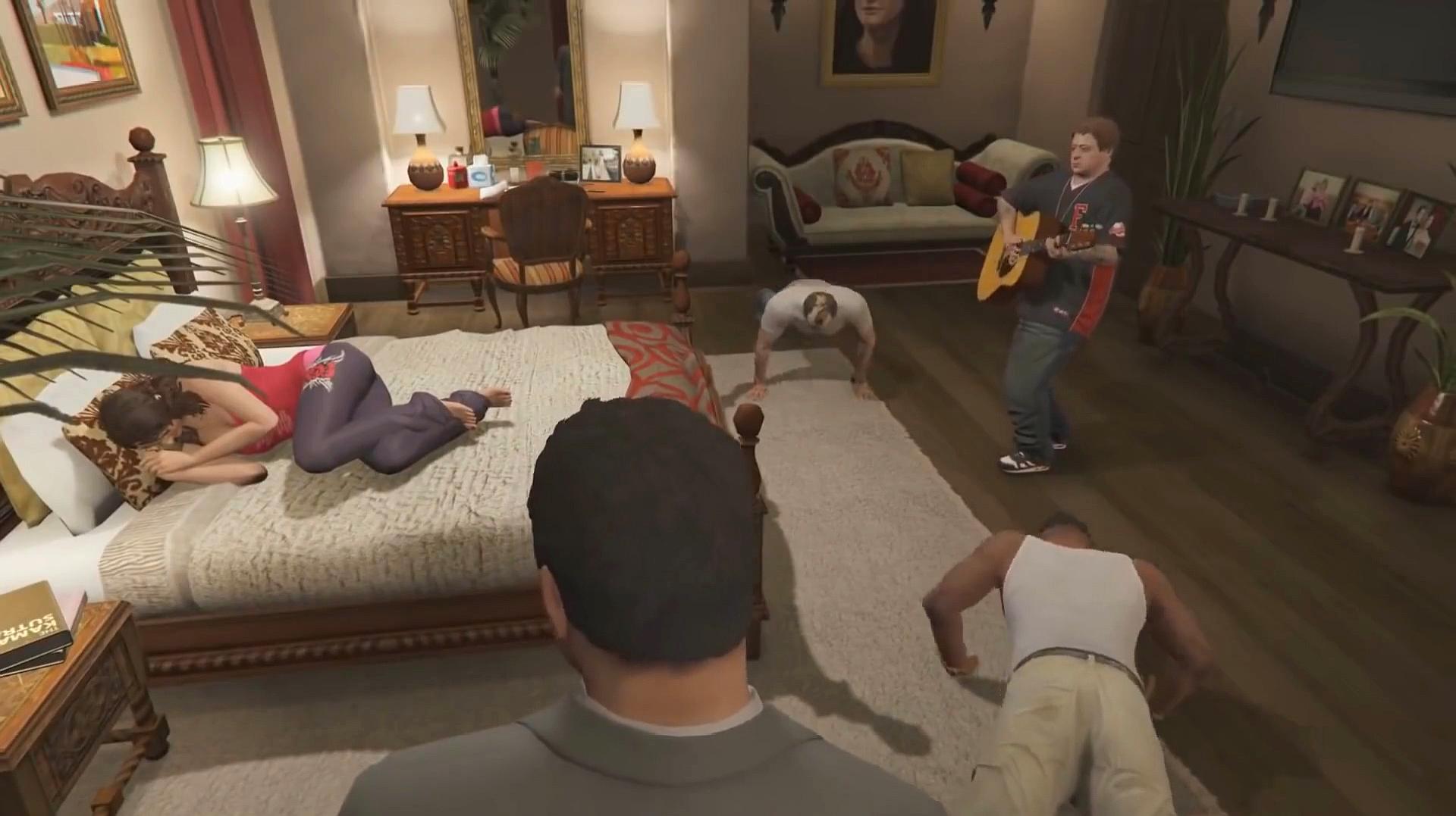 gta5:麦克回家后看到老崔和小富在自己的卧室做俯卧撑
