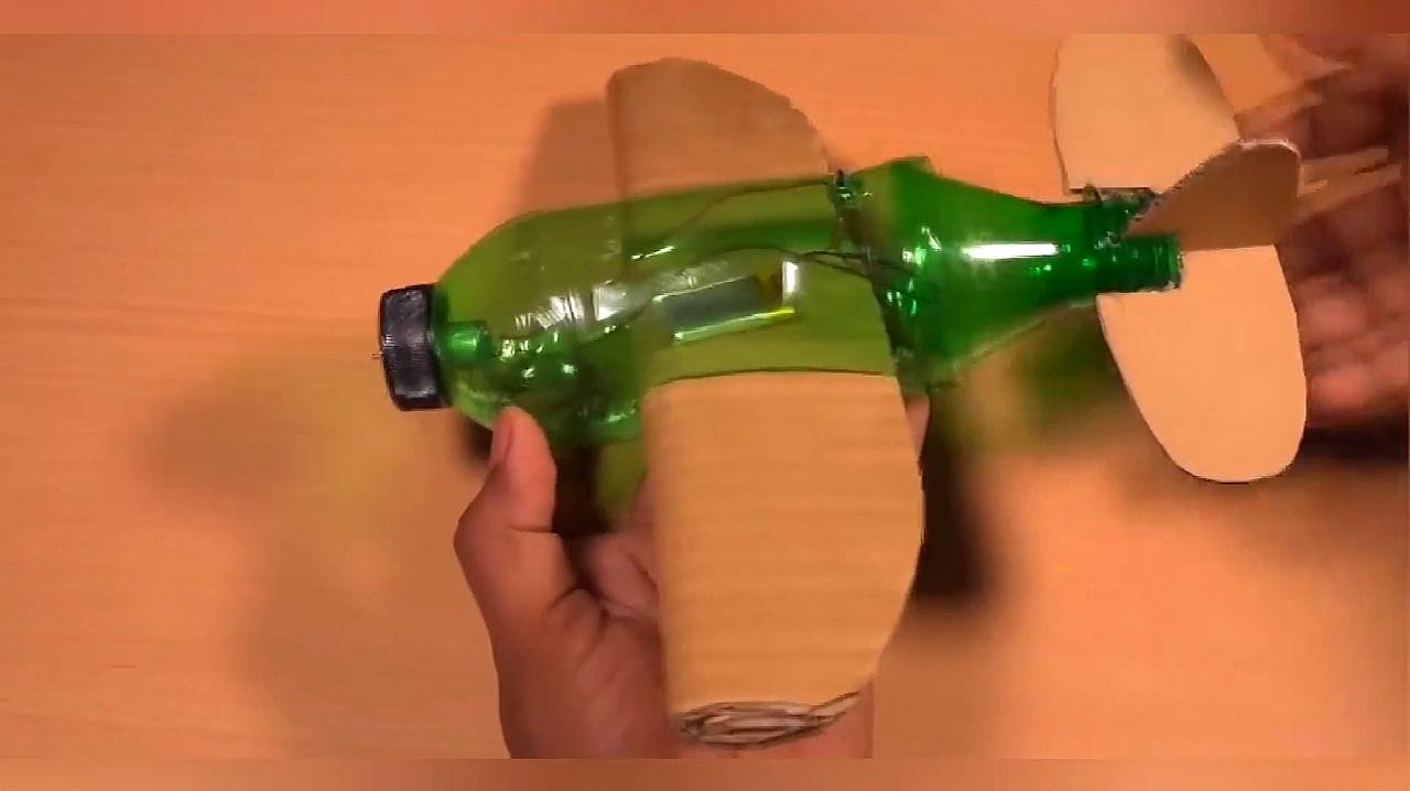 塑料瓶做飞机简单手工:如何用塑料瓶和纸板制作出能飞行的飞机
