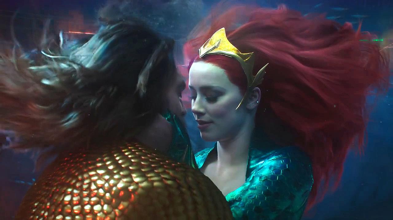 海王:海王与湄拉公主在水中深情拥吻