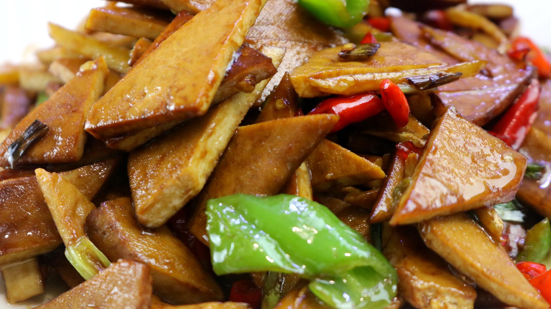 怎样做葱油鸡腿,红烧黄花鱼,双菇炒双椒等色香味俱佳的热菜?