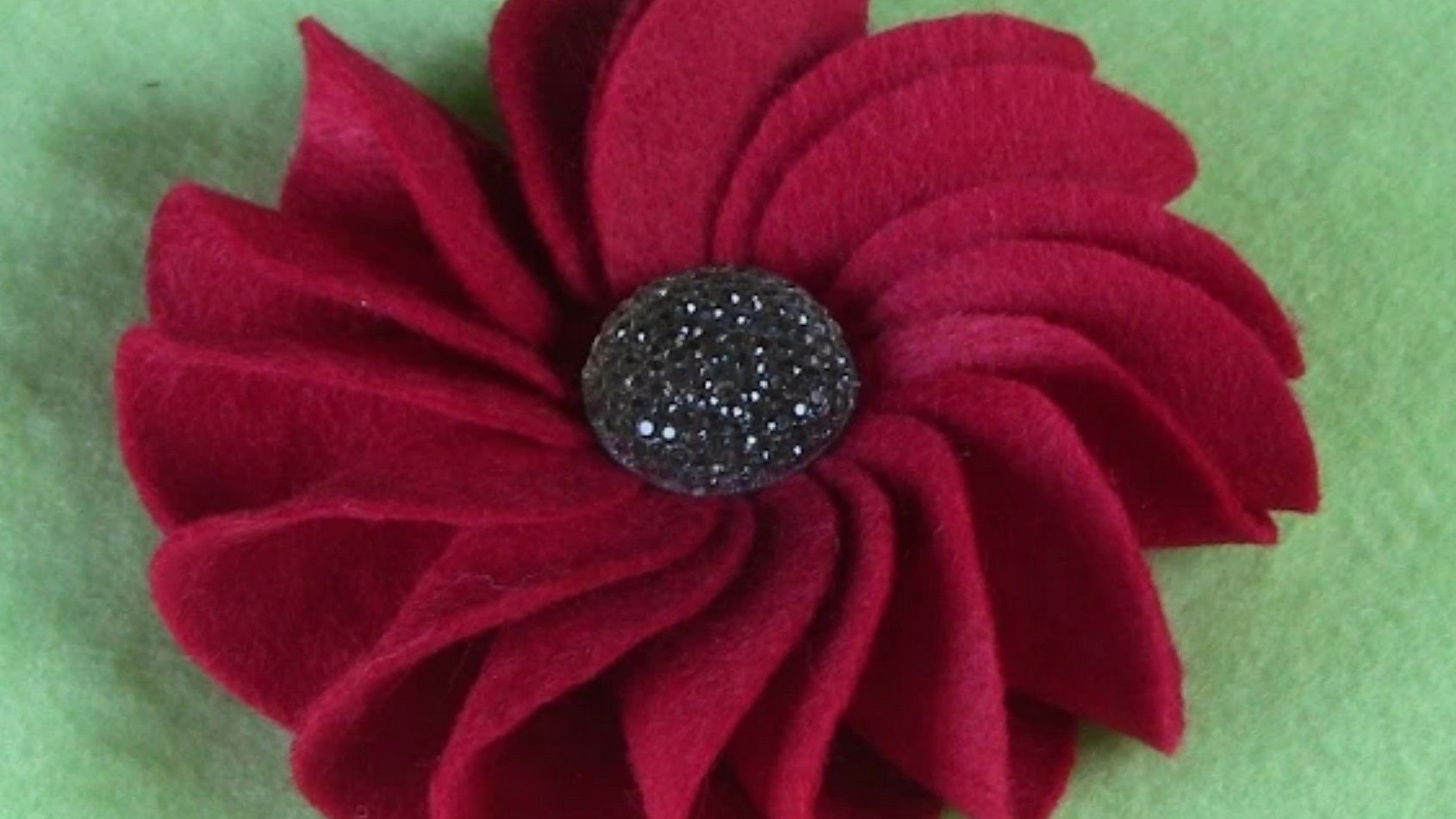 01:49  来源:好看视频-简单又漂亮的不织布花朵制作教程,作为装饰很