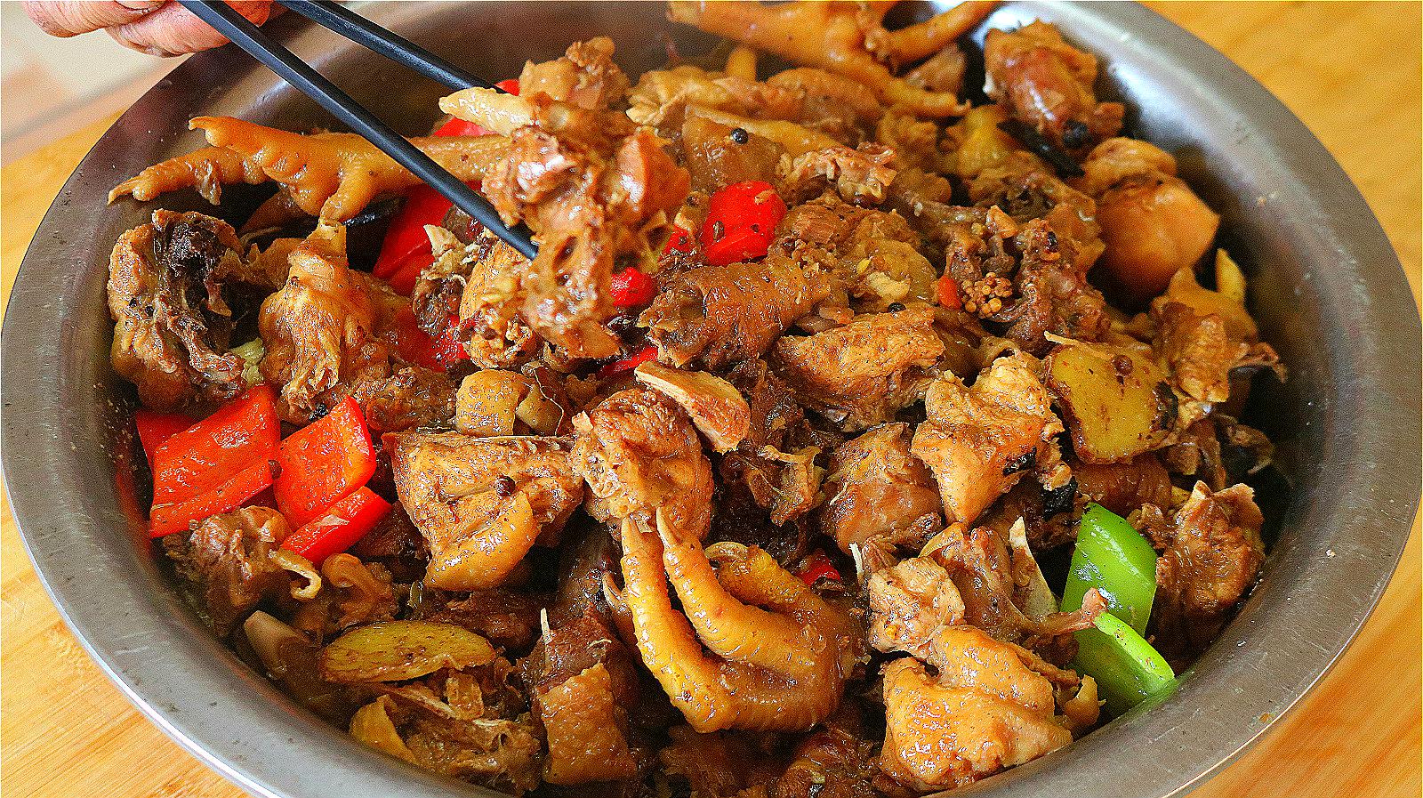 农村人最爱吃的铁锅炖鸡,这做法真是绝了,色香味俱全,看饿了