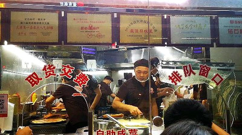 天津最牛煎饼果子摊儿,七个人操作,一晚上卖两千套,收入几万元