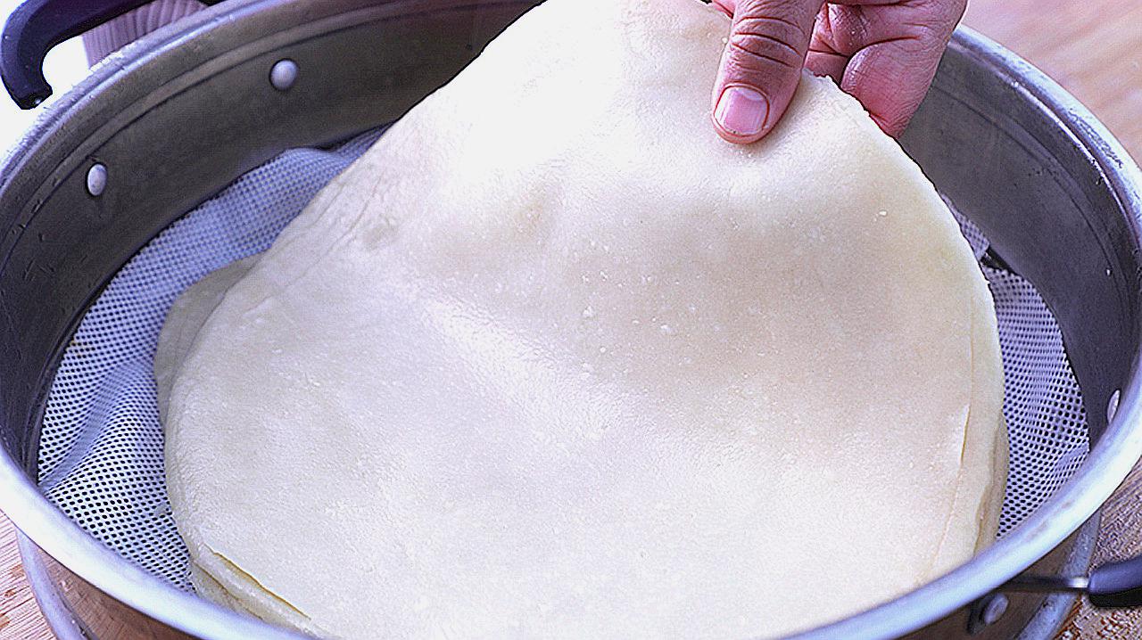 4春饼做法:面粉中加入盐,加入一半热水烫面一半凉水和面,揉成面团