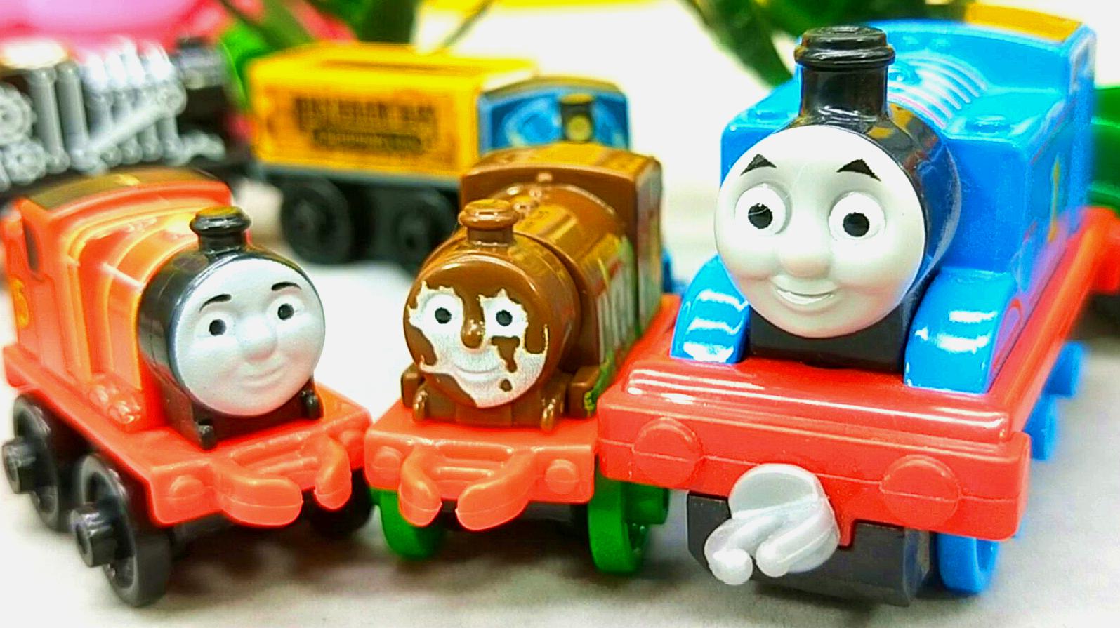 托马斯和培西比赛赢盲袋 分享迷你小火车玩具