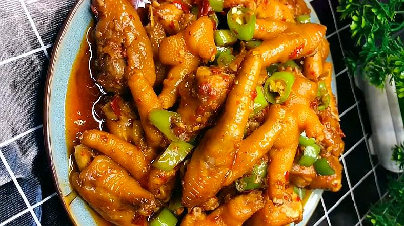 美食攻略家庭版青椒炒鸡爪做法分享