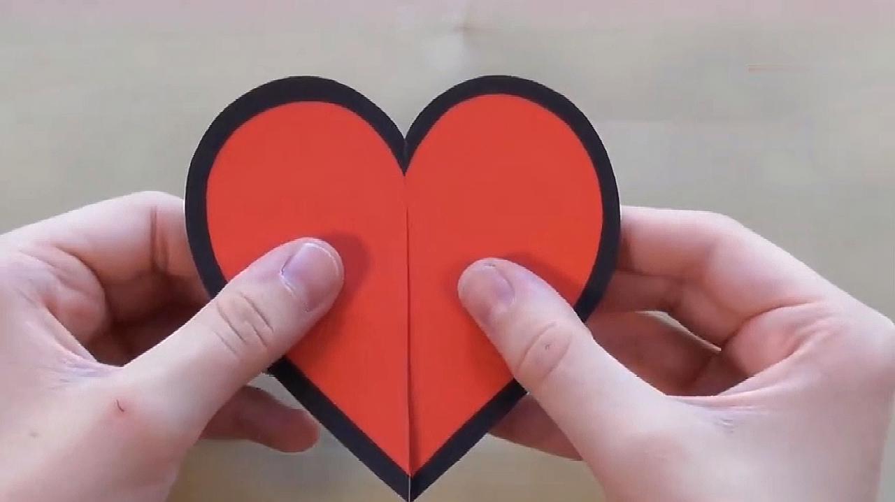 1感恩卡制作方法:利用红色彩纸剪出两个红色心形吗,然后在上面粘上两
